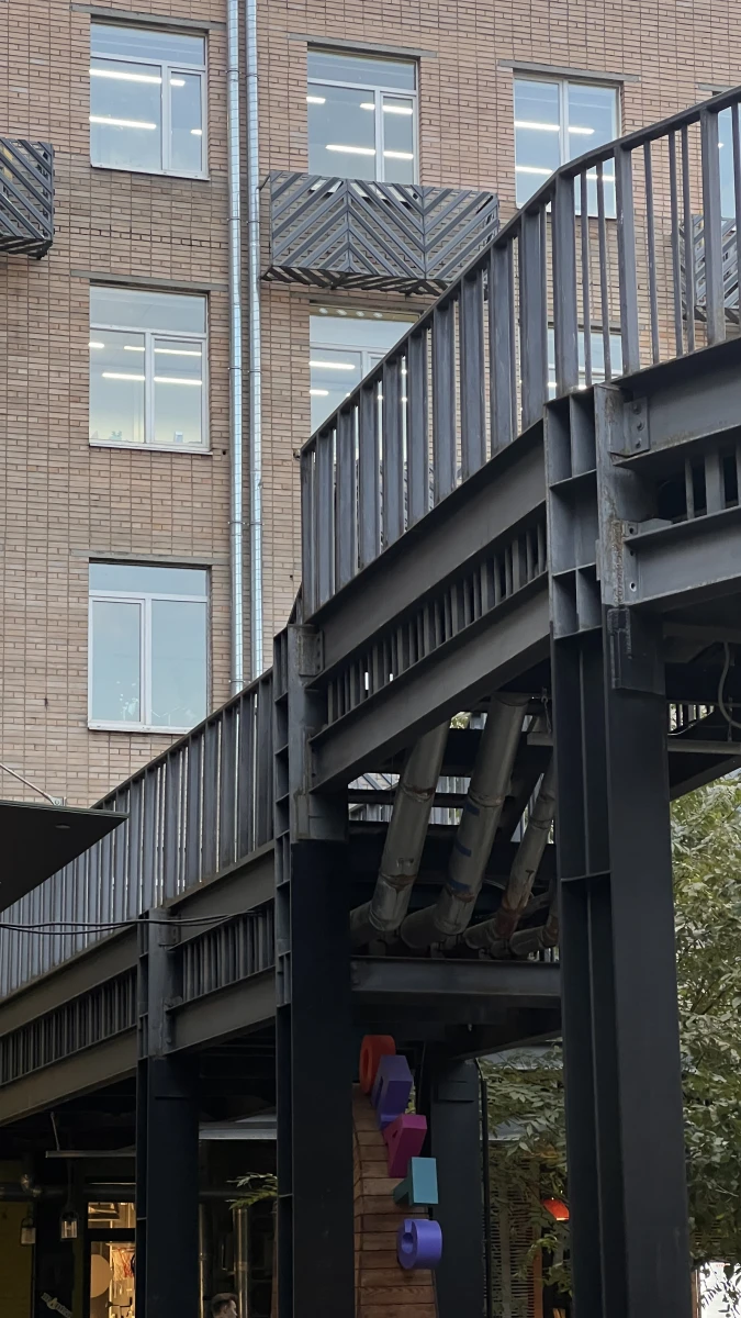 Мостик с видом на крыши с круглыми окнами