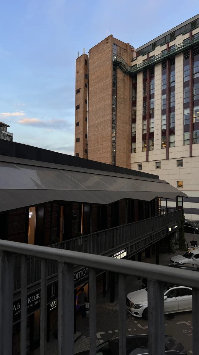 Мостик с видом на крыши с круглыми окнами