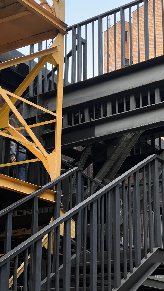 Мостик с видом на крыши с круглыми окнами