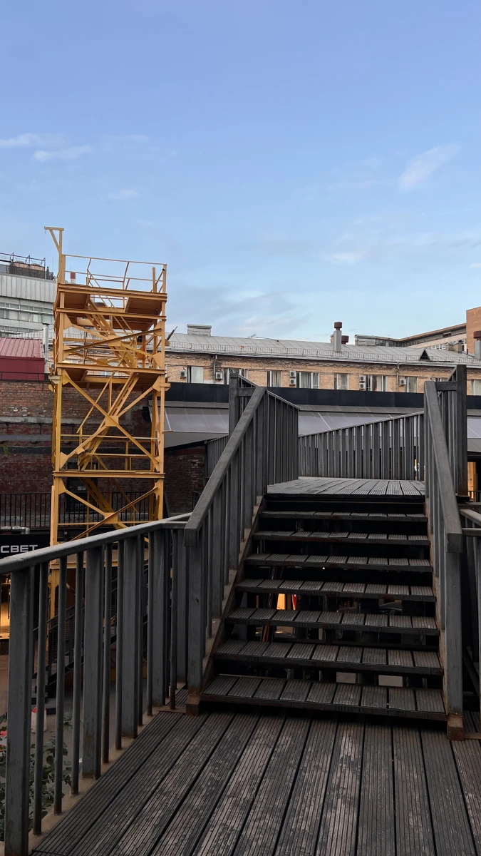 Мостик с видом на крыши с круглыми окнами