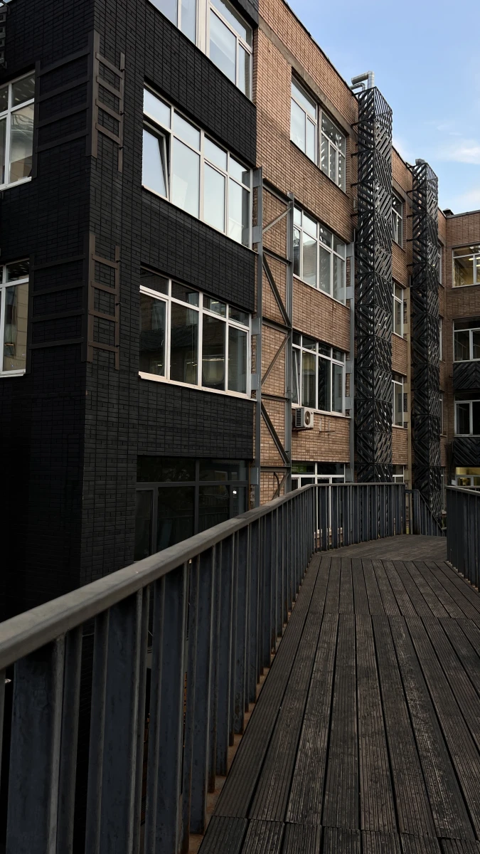 Мостик с видом на крыши с круглыми окнами