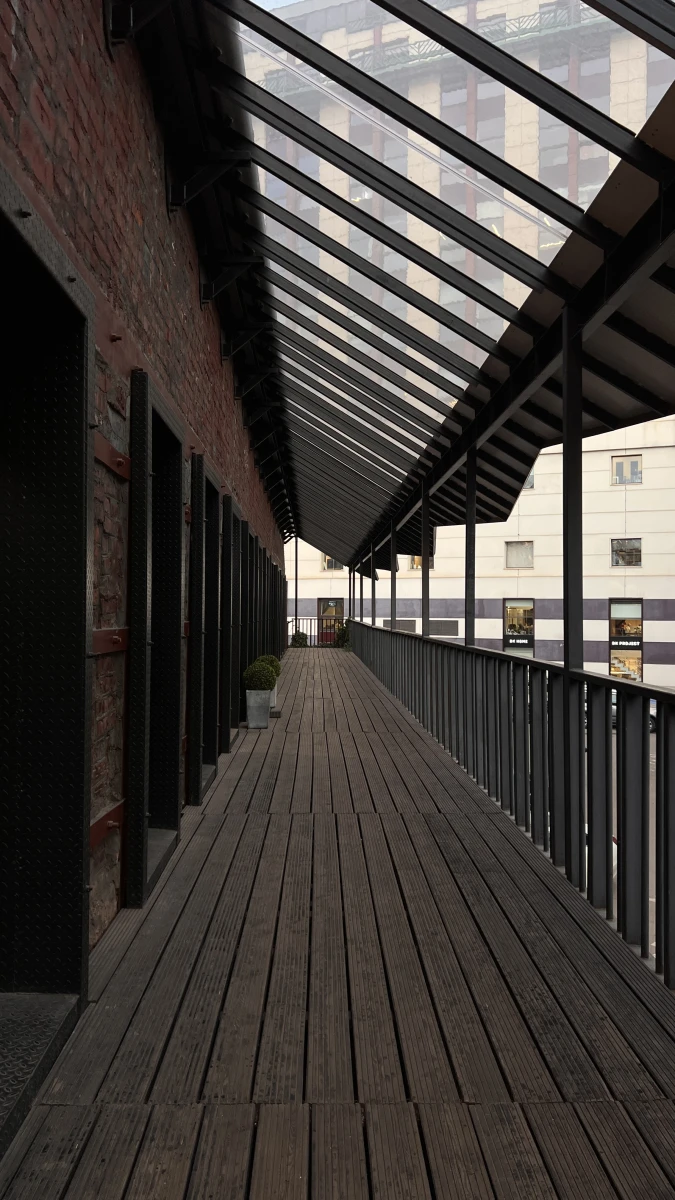 Мостик с видом на крыши с круглыми окнами