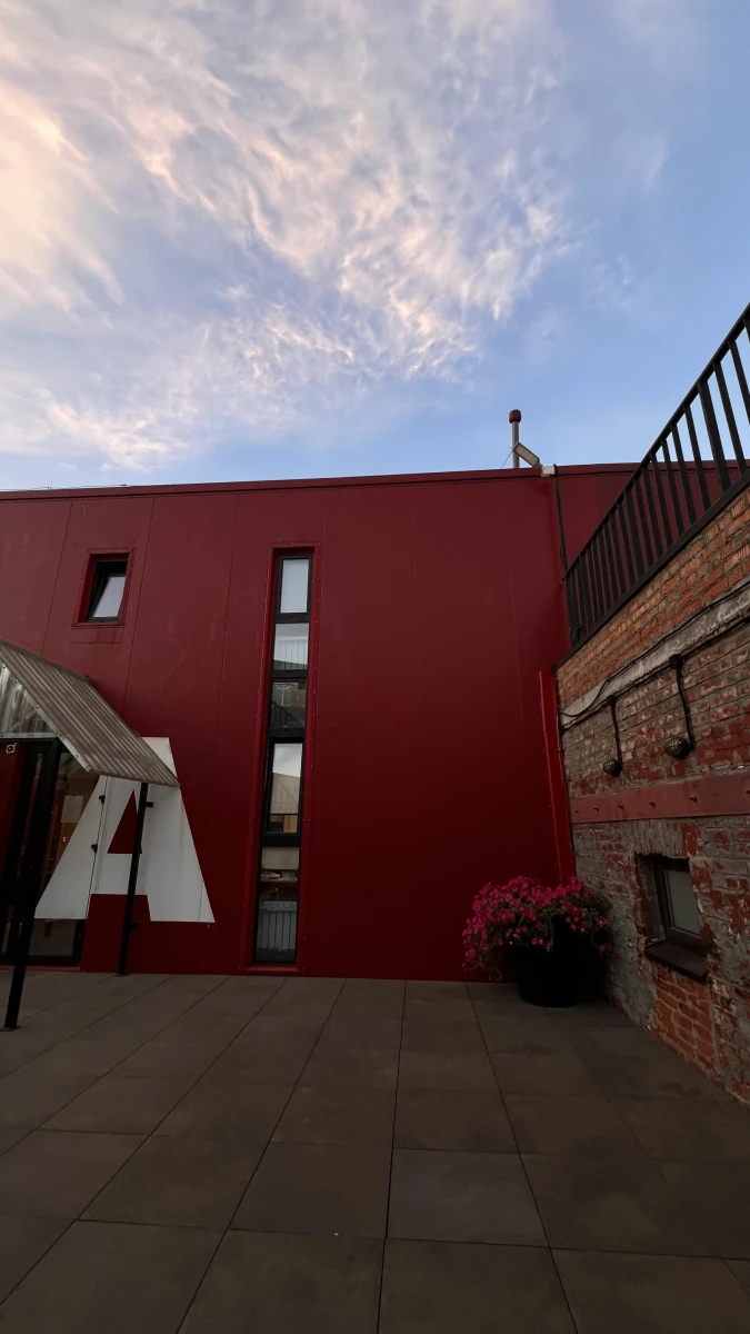 Гладкая красная стена строения на Артплее