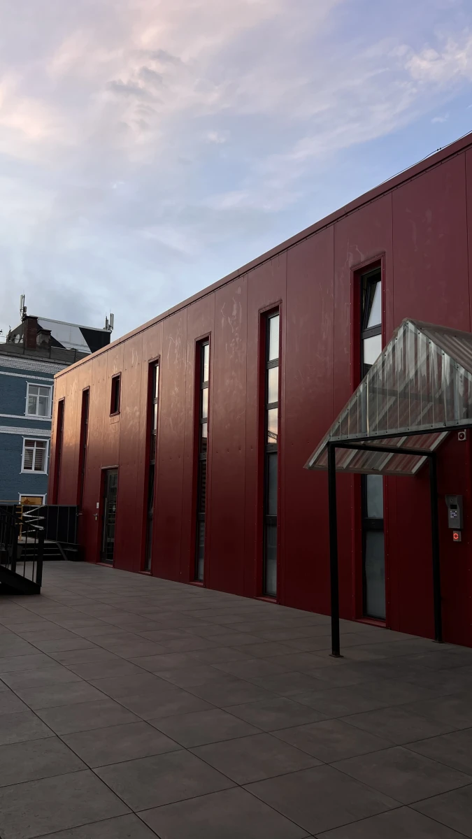 Гладкая красная стена строения на Артплее