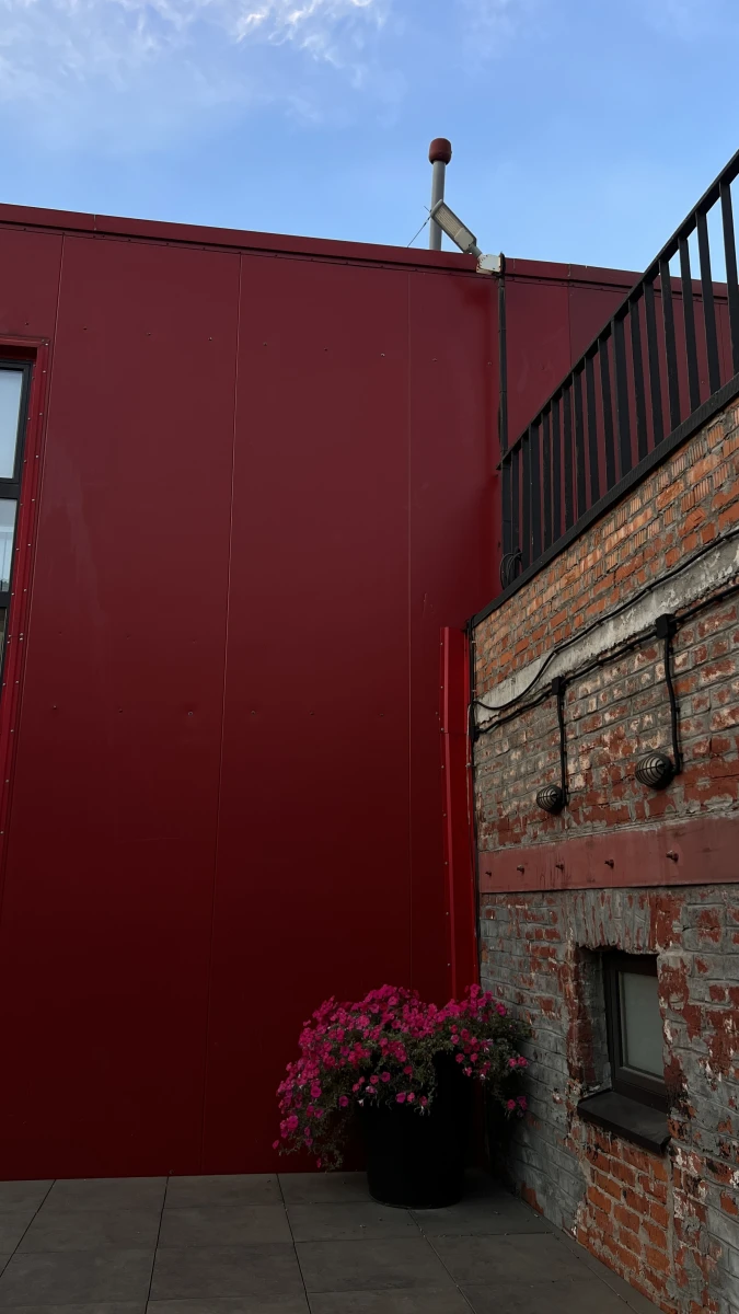 Гладкая красная стена строения на Артплее