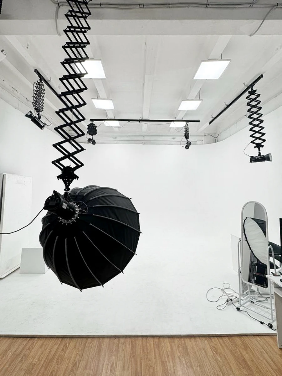 Большой зал с циклорамой