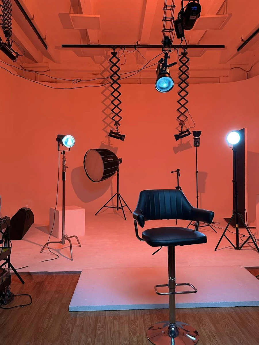 Большой зал с циклорамой