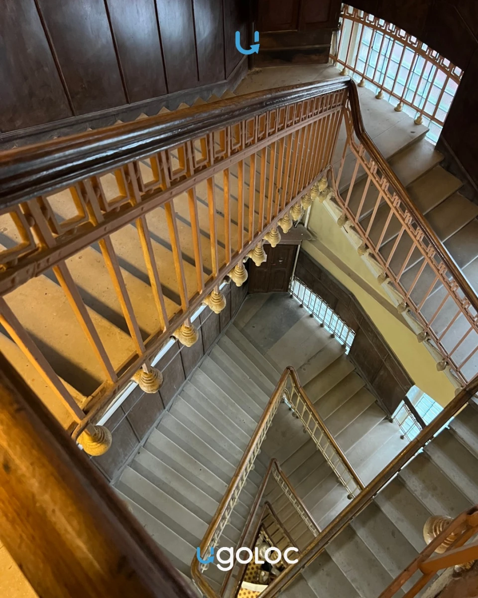 Историческая лестница в доме на Берсеневской набережной