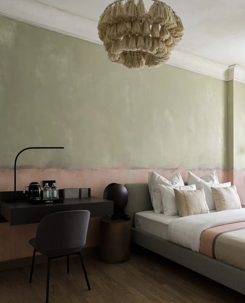 Twelve reasons hotel