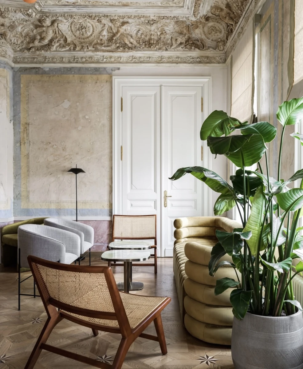 Twelve reasons hotel