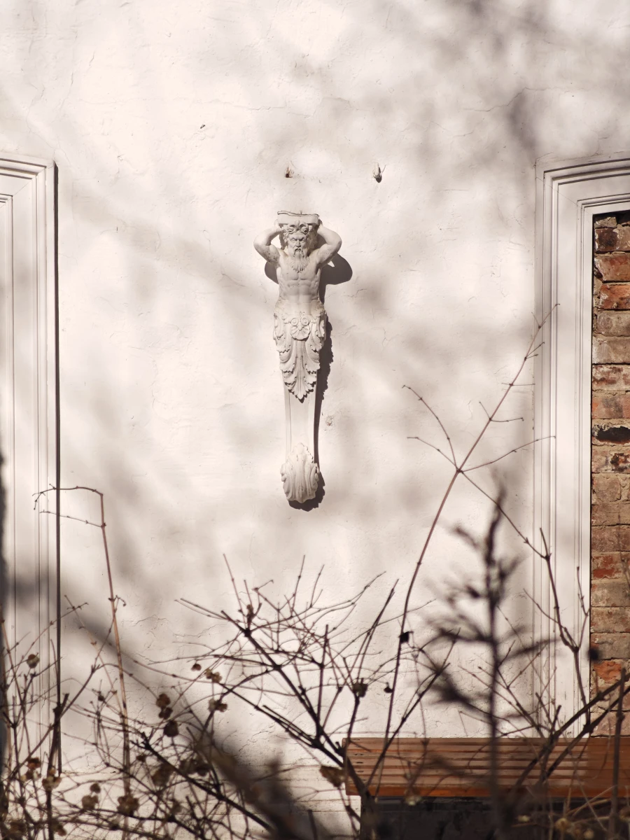 Красивая дверь на Бауманской