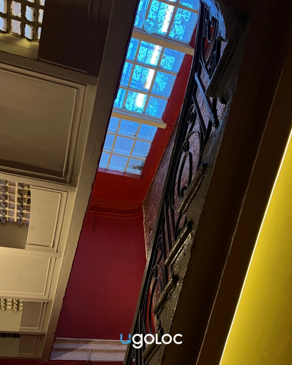 Парадная с лестницей и уникальной призмой