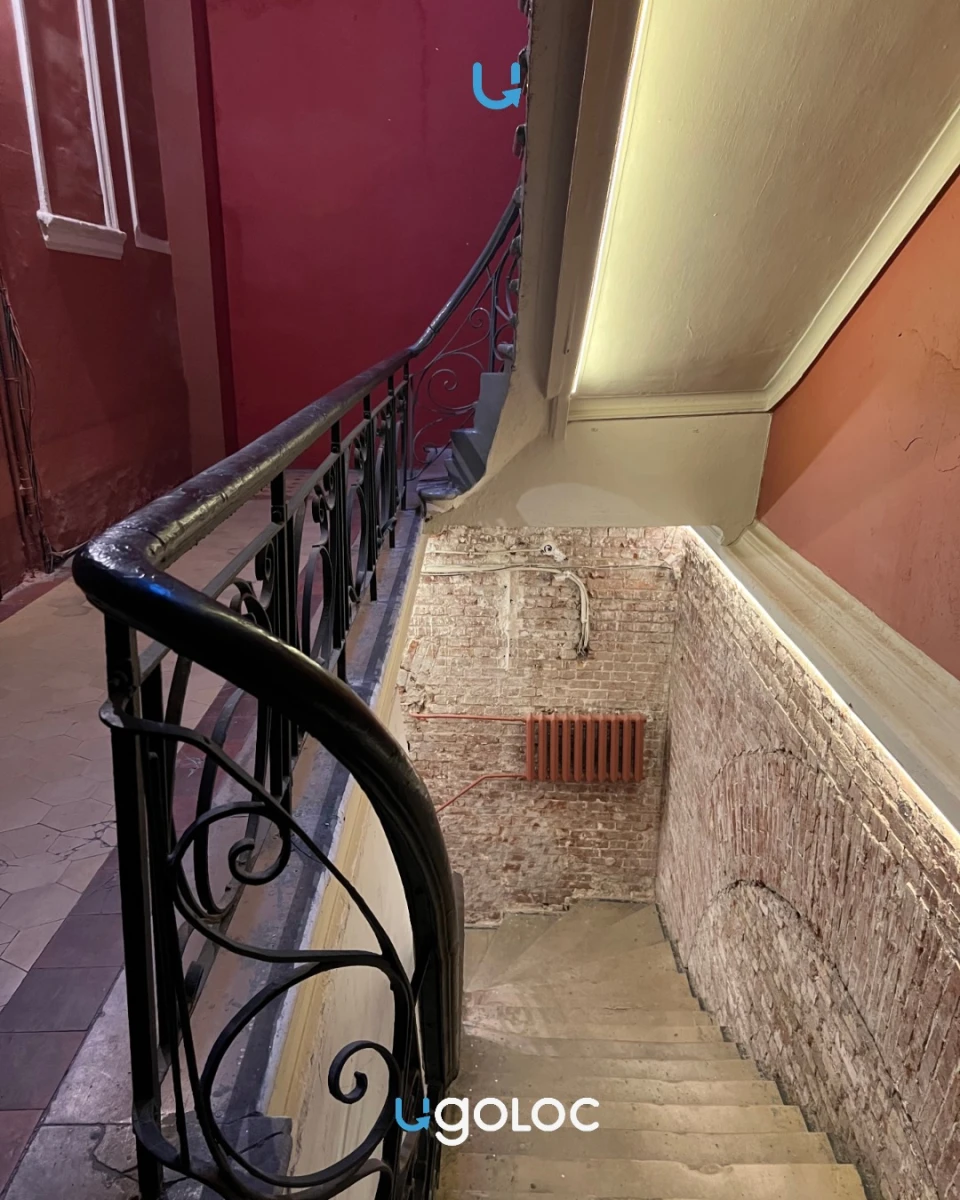 Парадная с лестницей и уникальной призмой