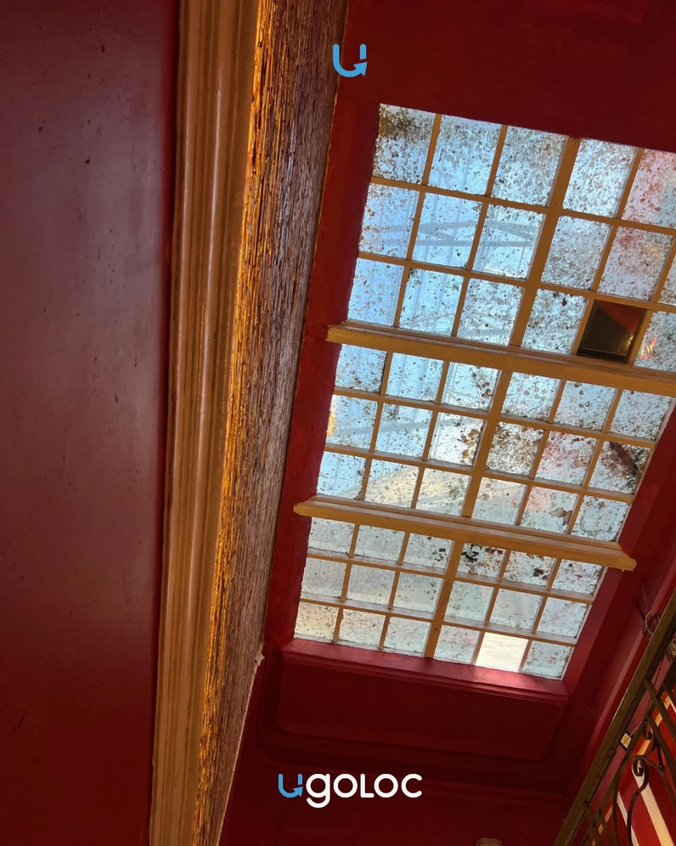 Парадная с лестницей и уникальной призмой