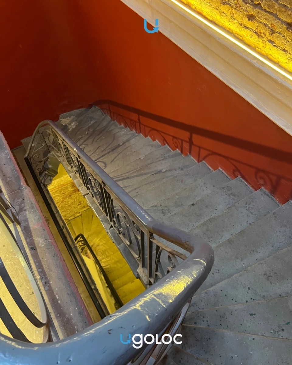 Парадная с лестницей и уникальной призмой