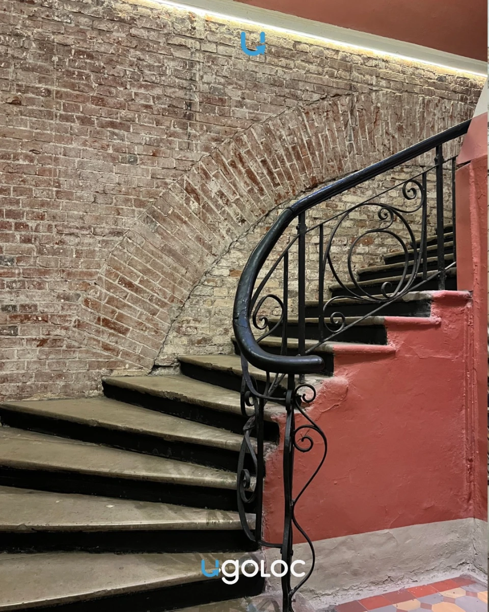 Парадная с лестницей и уникальной призмой