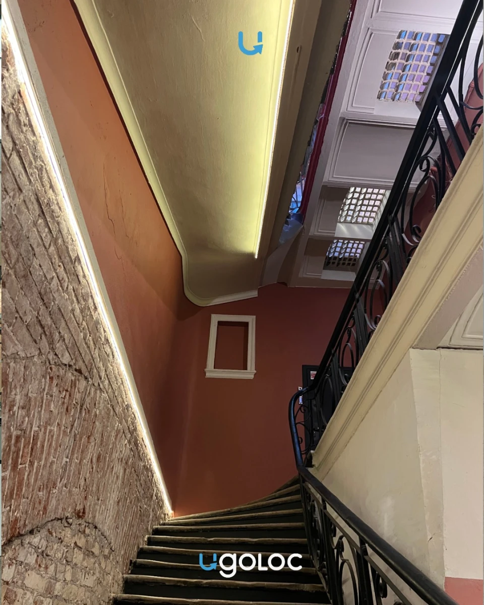 Парадная с лестницей и уникальной призмой