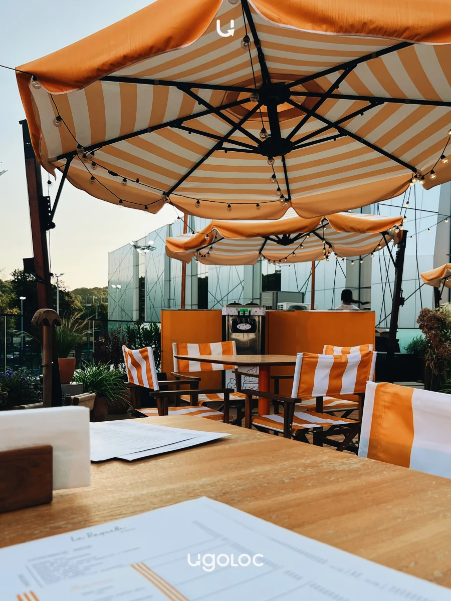 La Raquette bistro и теннисный корт