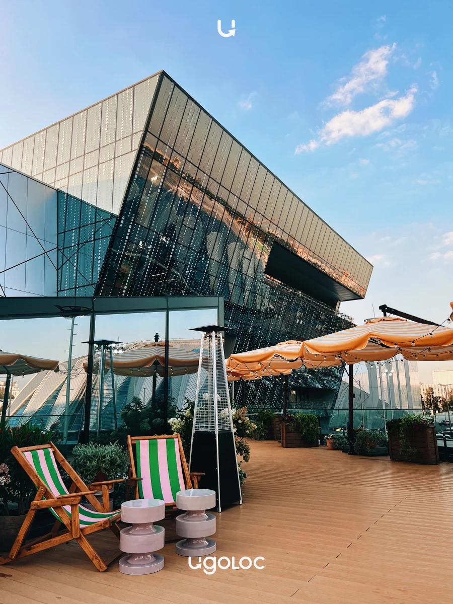 La Raquette bistro и теннисный корт