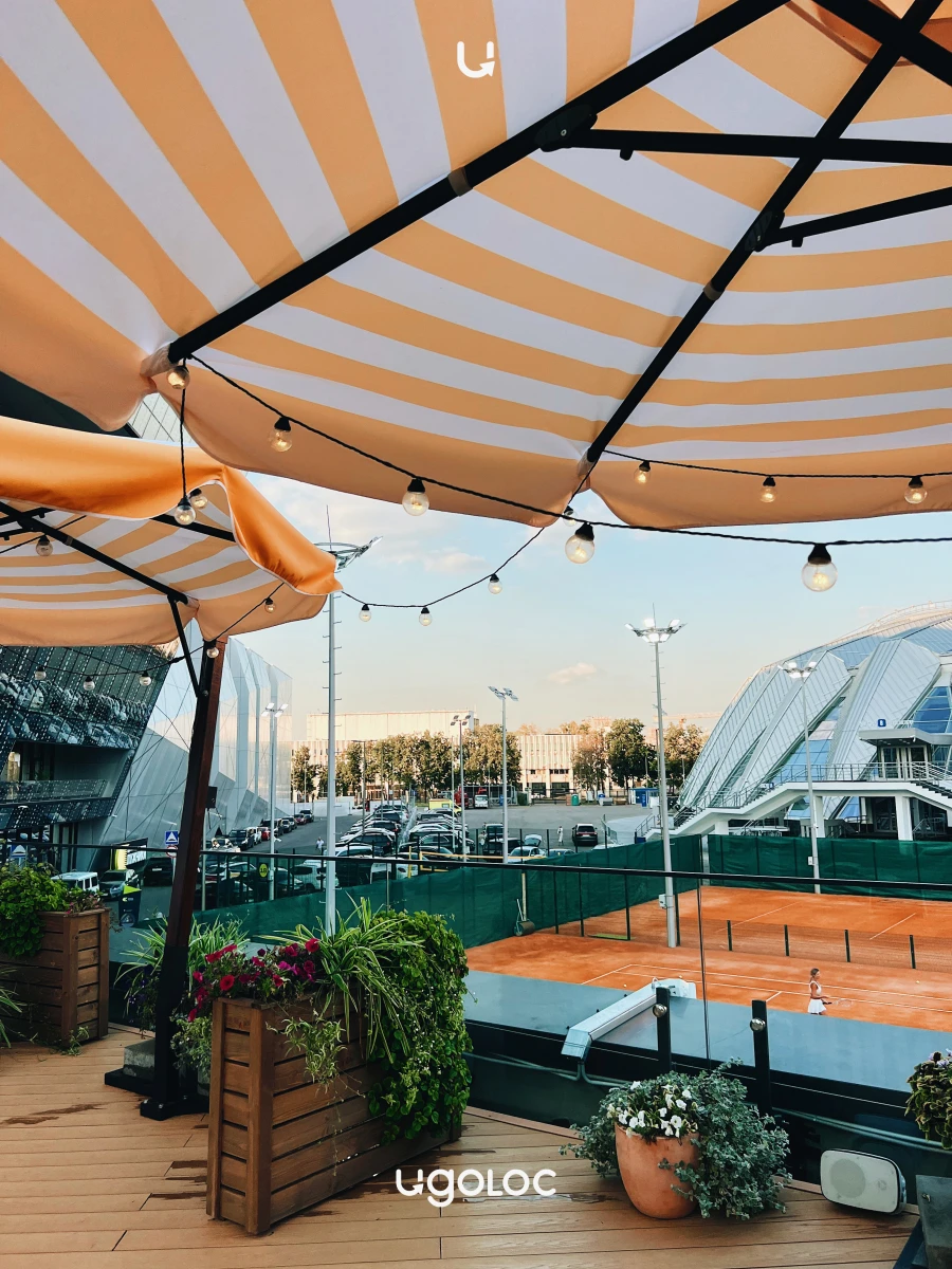 La Raquette bistro и теннисный корт