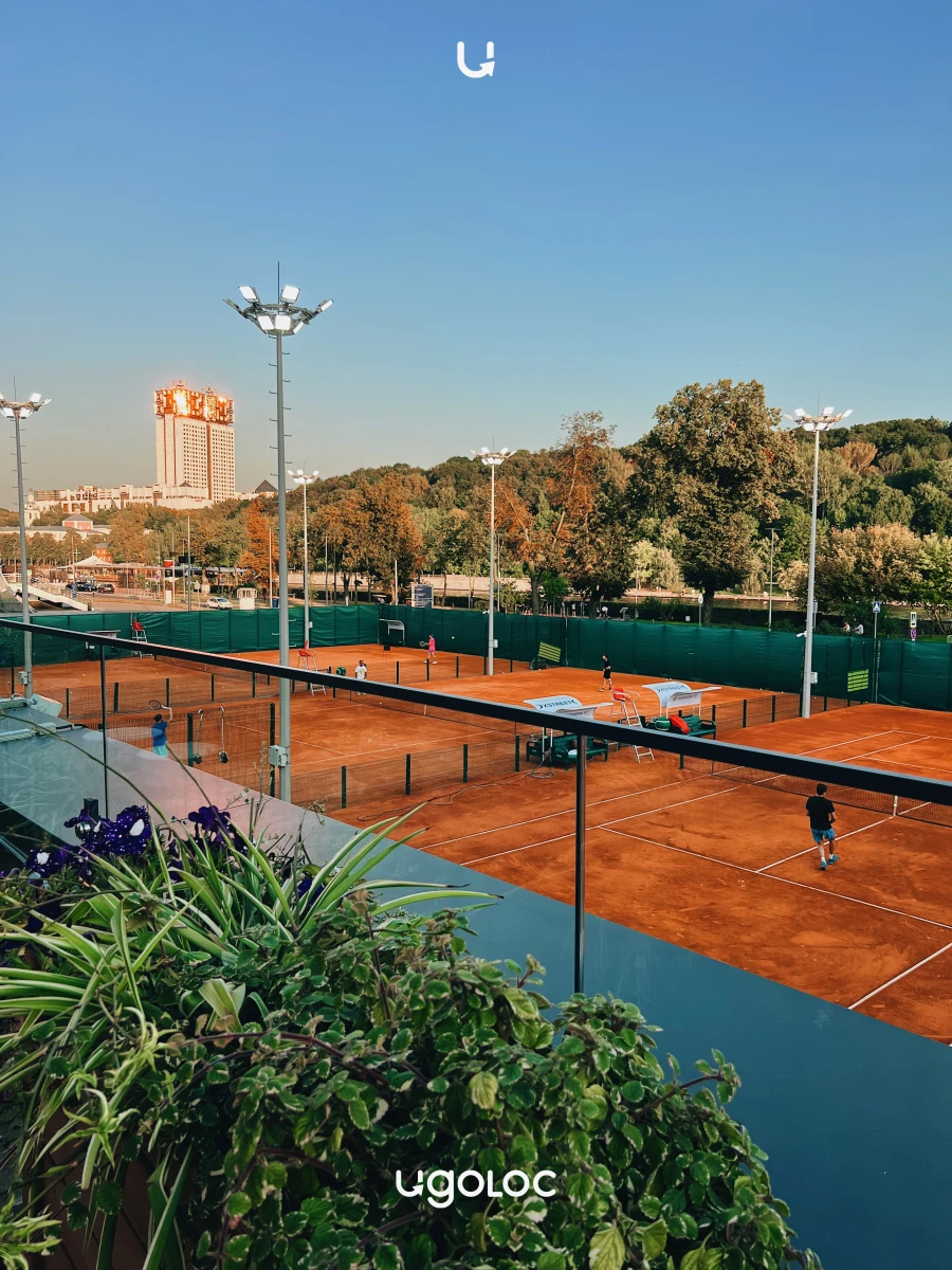 La Raquette bistro и теннисный корт