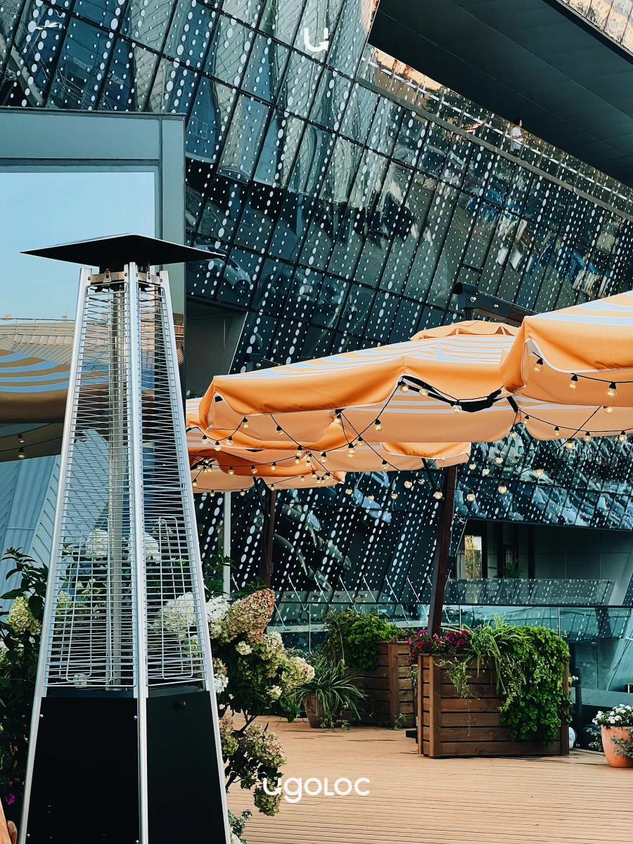 La Raquette bistro и теннисный корт