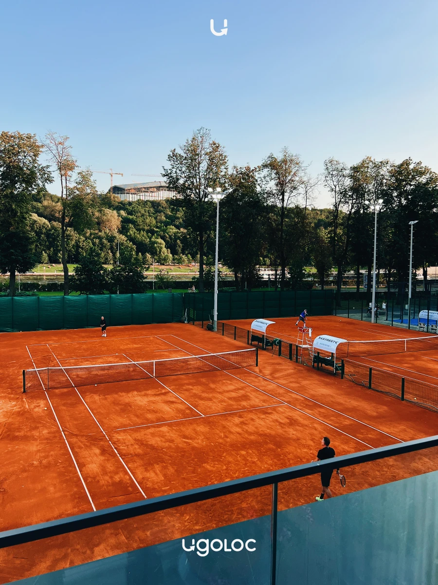 La Raquette bistro и теннисный корт