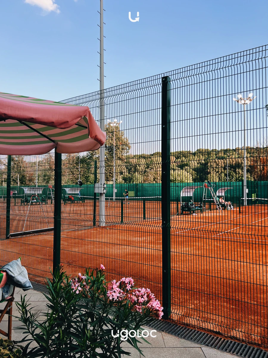 La Raquette bistro и теннисный корт