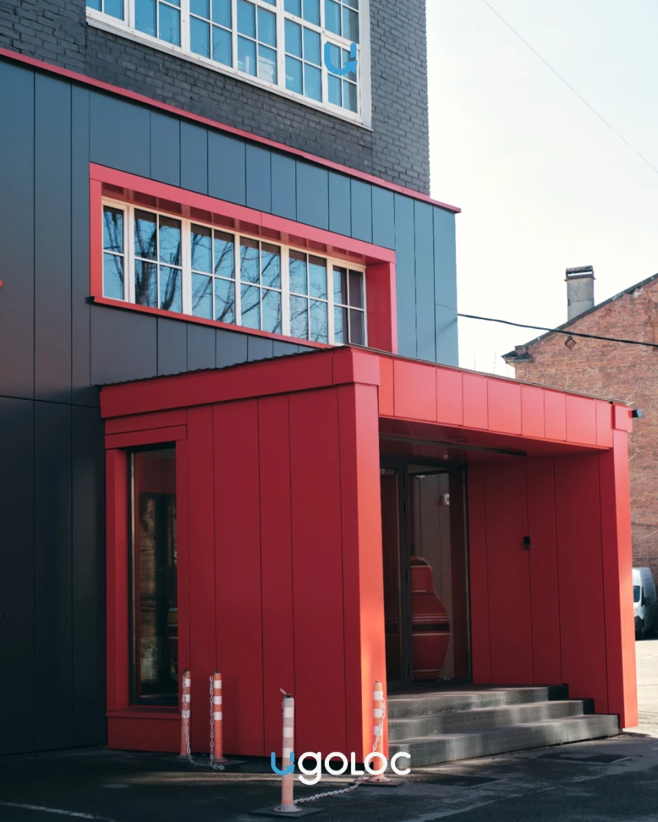 Фактурное здание на набережной Обводного канала