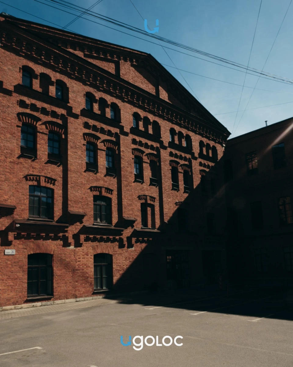 Фактурное здание на набережной Обводного канала