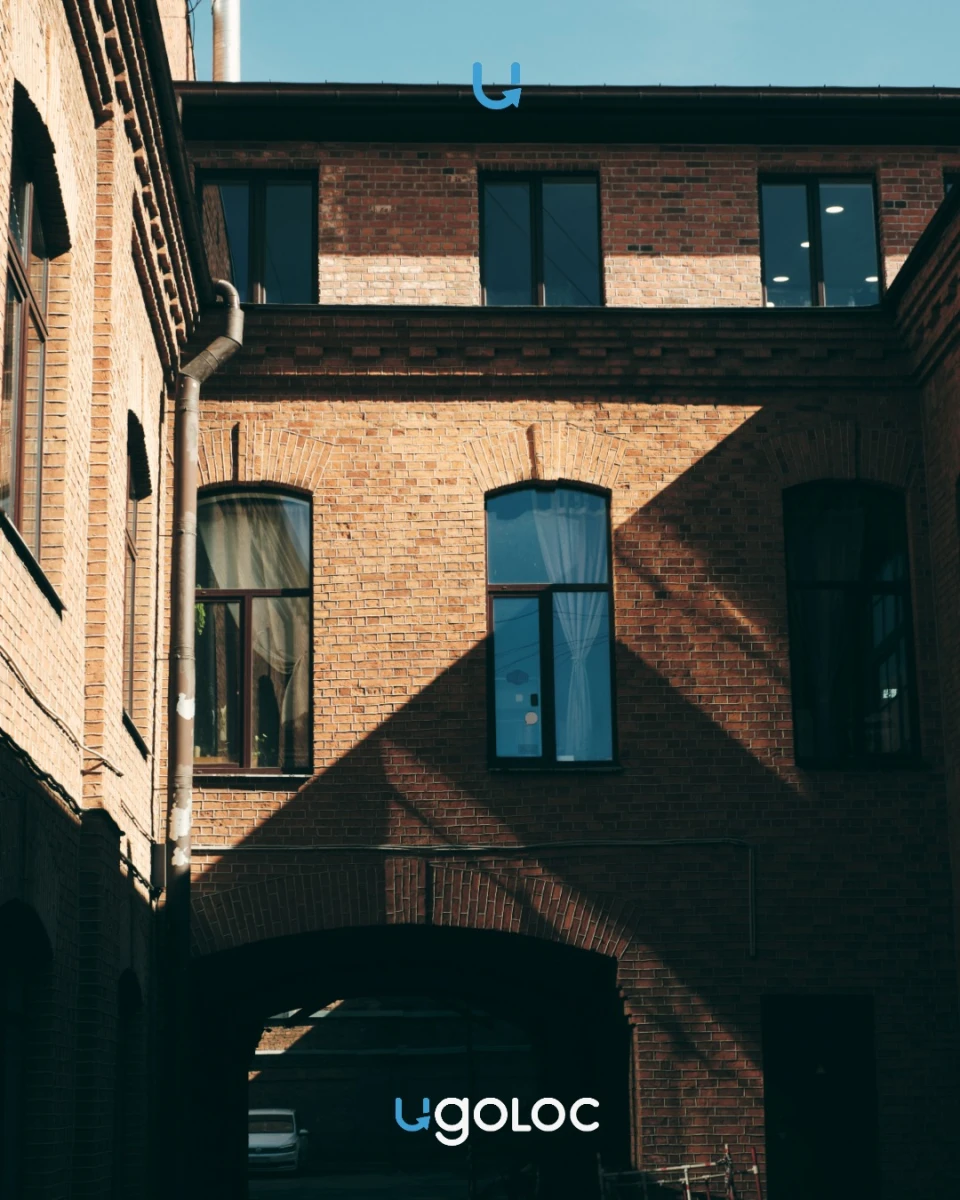 Фактурное здание на набережной Обводного канала