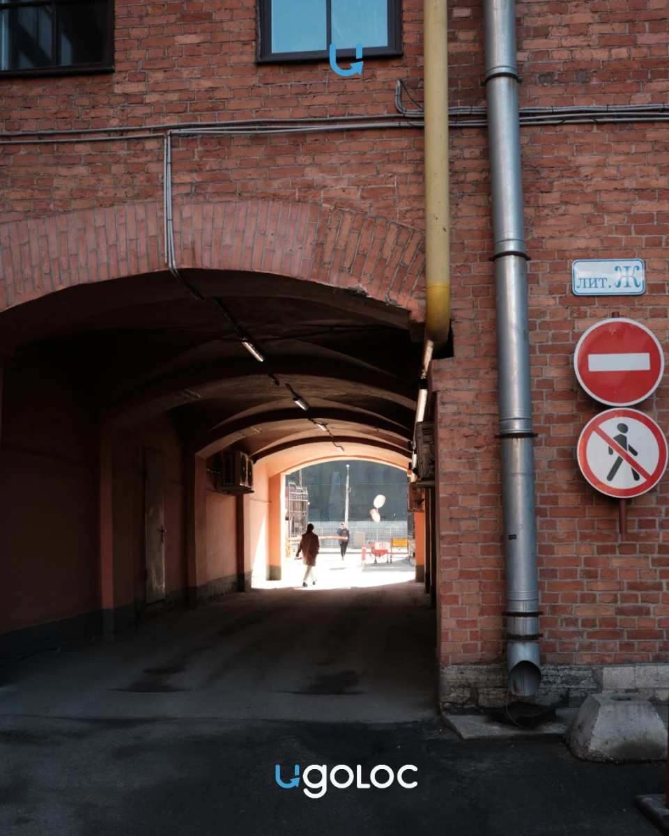 Фактурное здание на набережной Обводного канала