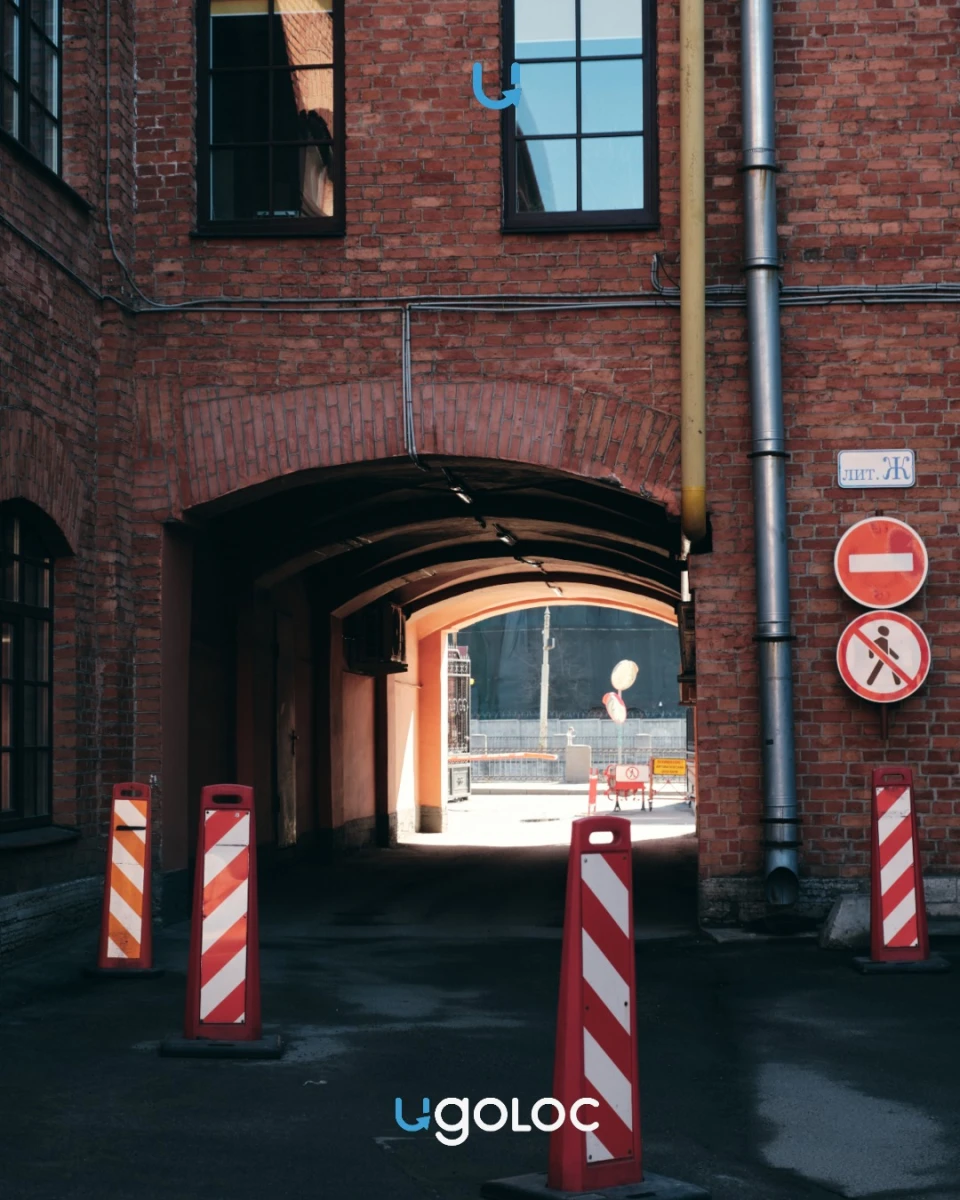 Фактурное здание на набережной Обводного канала