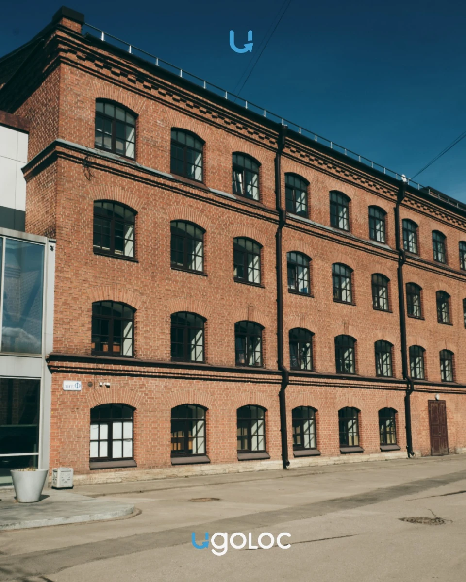 Фактурное здание на набережной Обводного канала