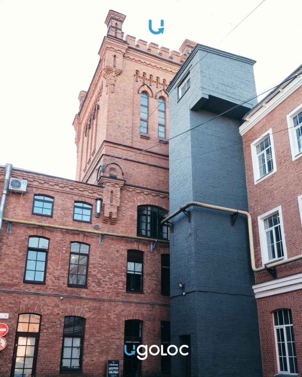 Фактурное здание на набережной Обводного канала