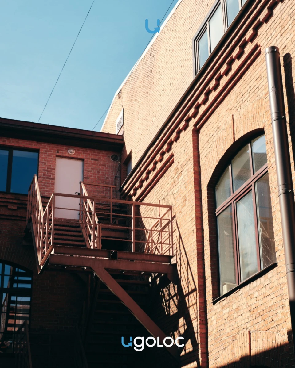 Фактурное здание на набережной Обводного канала