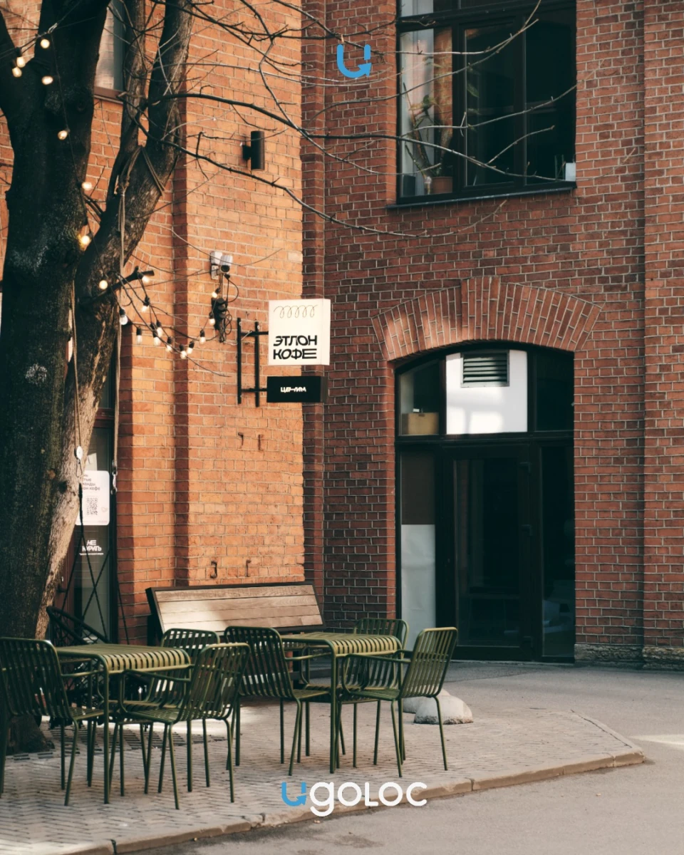 Фактурное здание на набережной Обводного канала