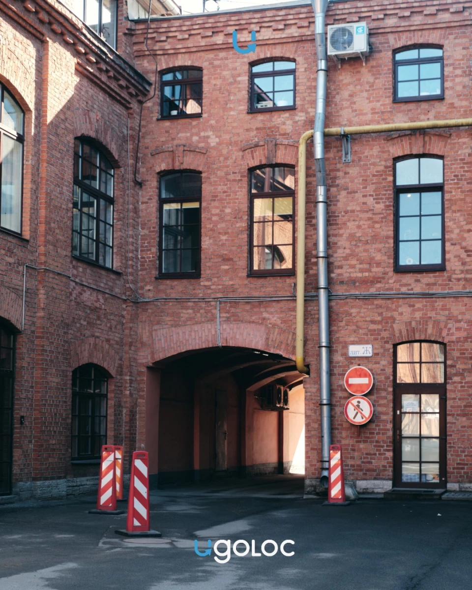 Фактурное здание на набережной Обводного канала