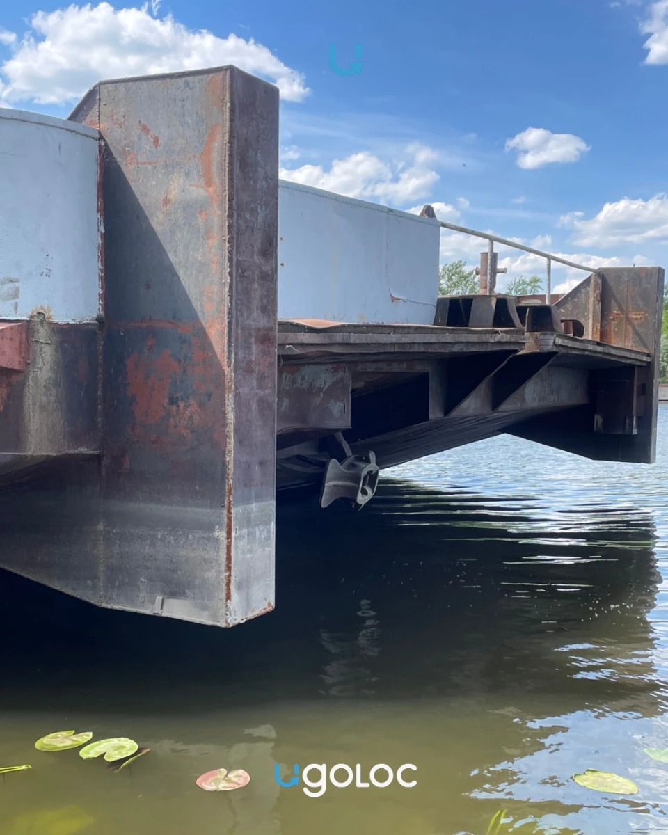 Баржа рядом с Лихачёва, 18