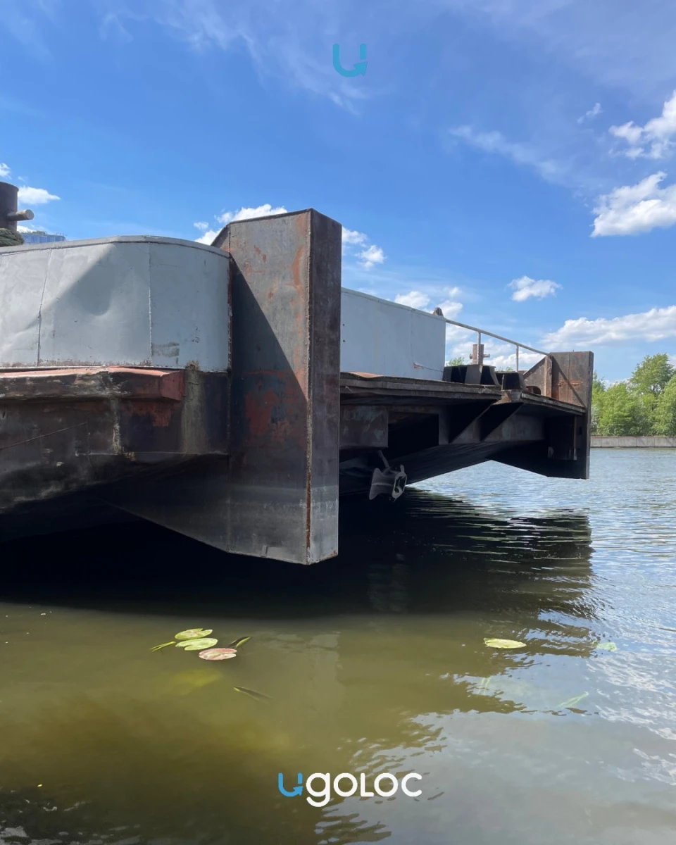 Баржа рядом с Лихачёва, 18