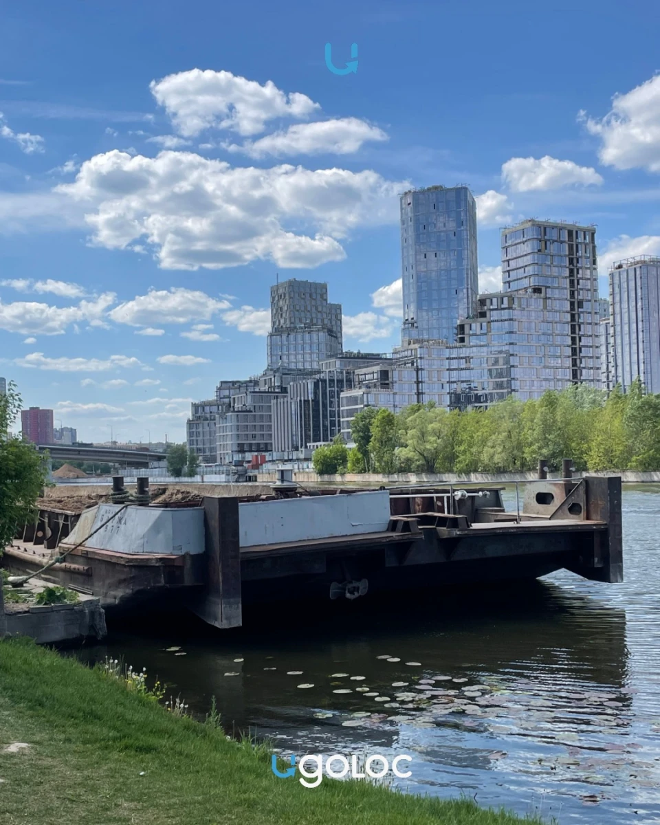 Баржа рядом с Лихачёва, 18