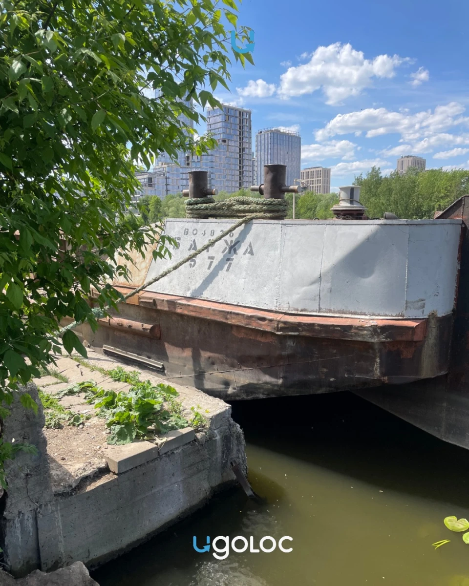 Баржа рядом с Лихачёва, 18