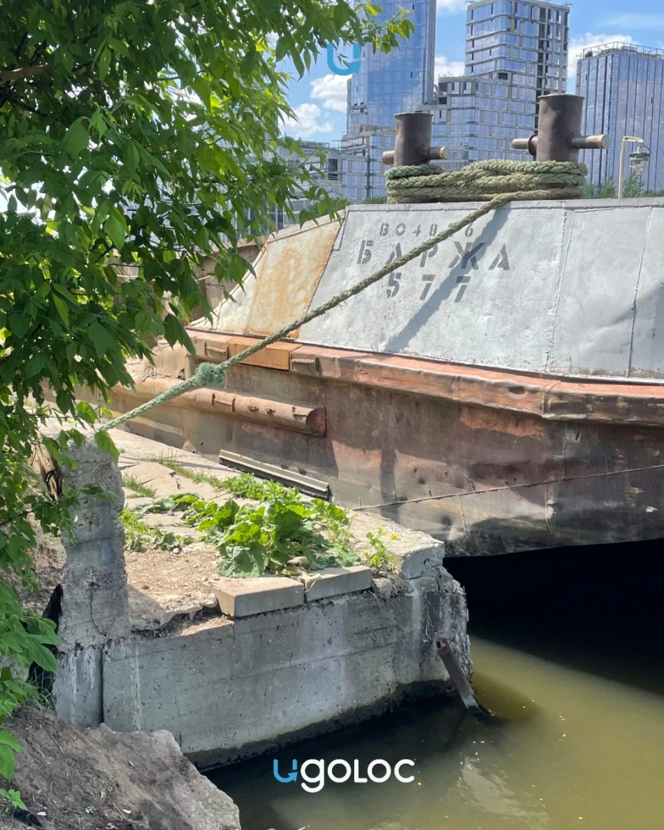 Баржа рядом с Лихачёва, 18