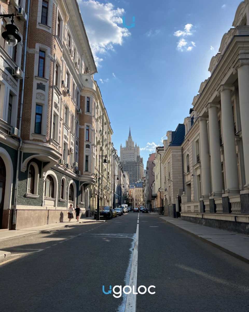 Стрит с видом на высотку