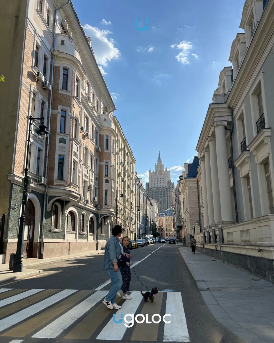 Стрит с видом на высотку