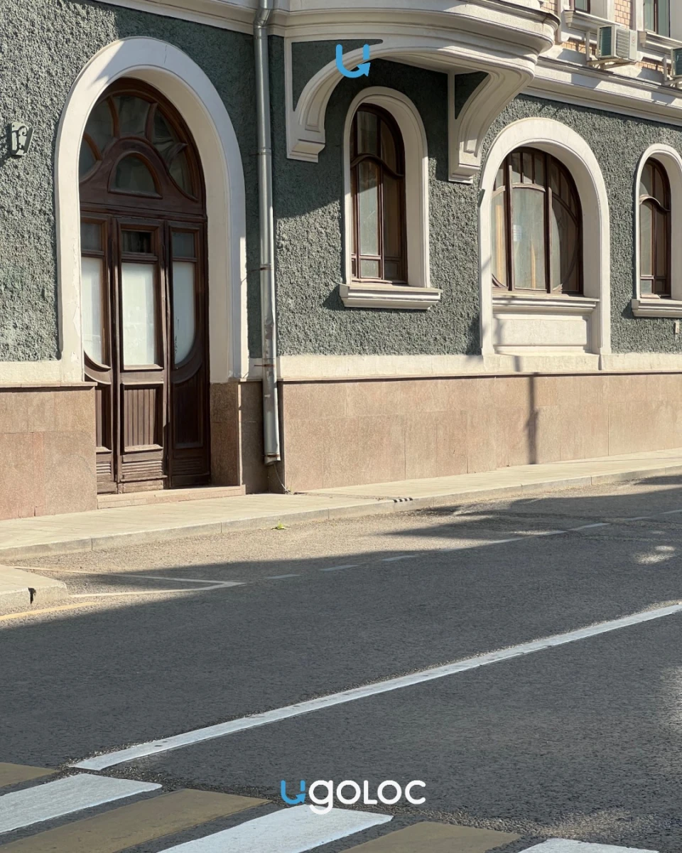 Стрит с видом на высотку