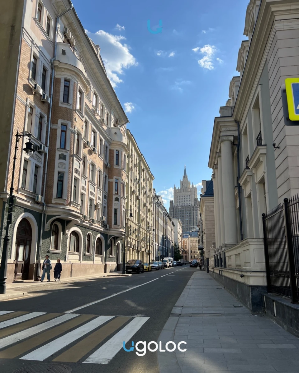 Стрит с видом на высотку