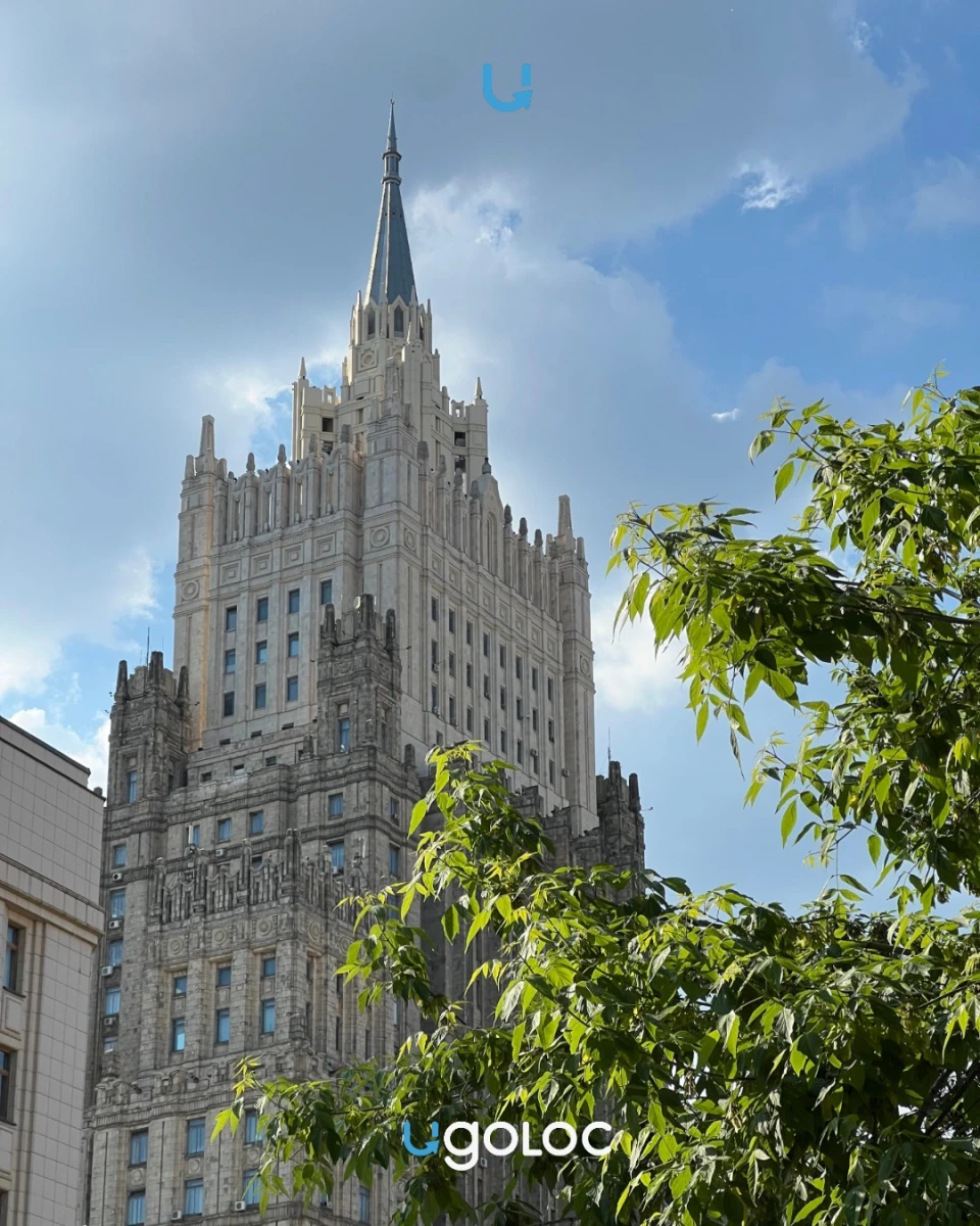 Стрит с видом на высотку