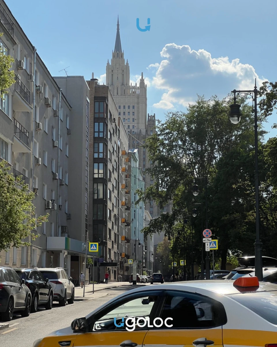 Стрит с видом на высотку