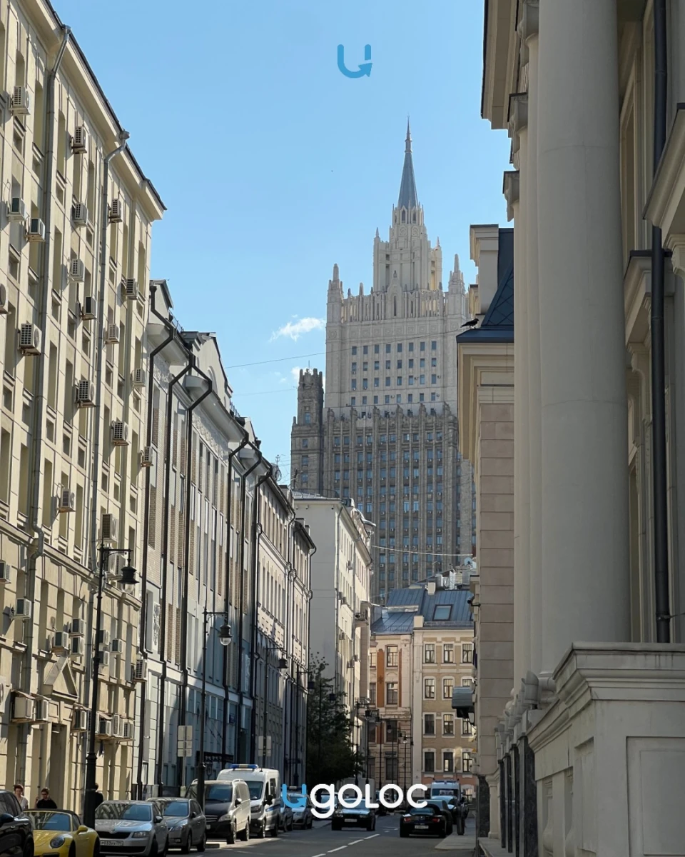 Стрит с видом на высотку